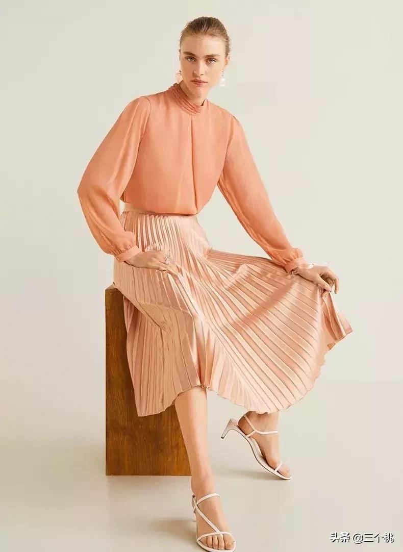 今年流行的裙子不穿高跟鞋,穿今年最流行的裙子