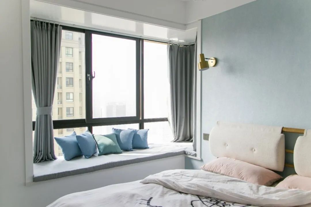 不顾后果砸掉飘窗,锤子砸下去瞬间,她们就后悔了