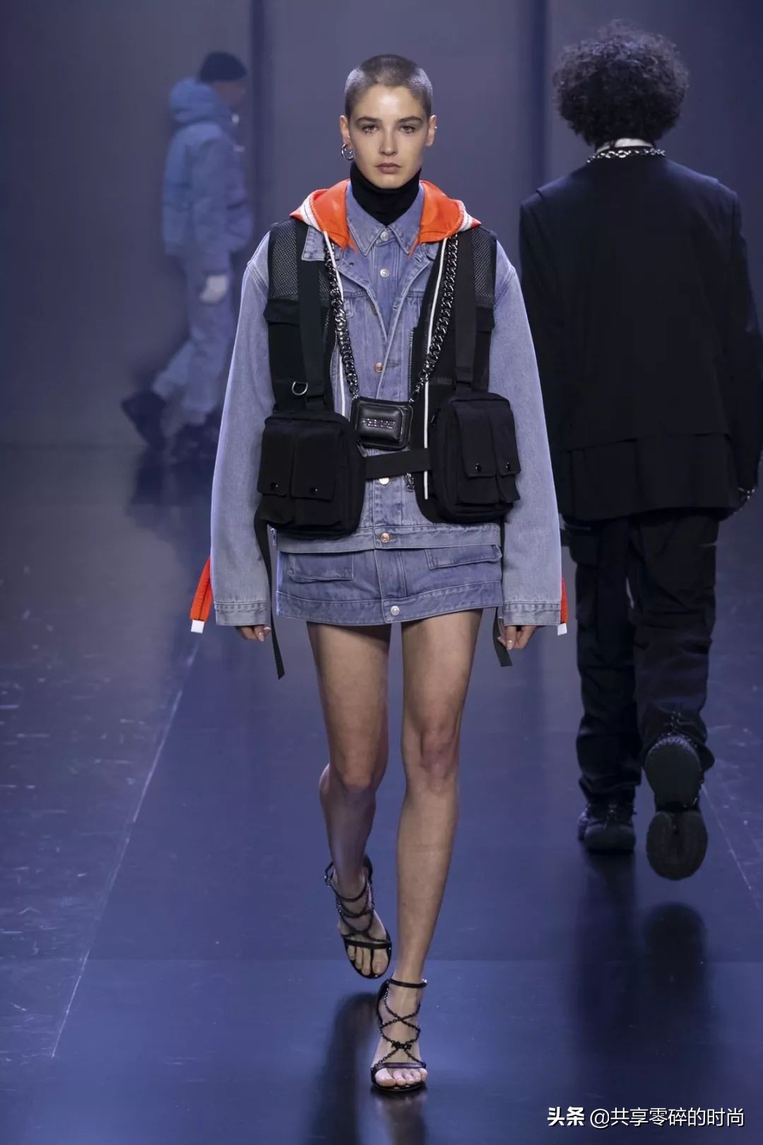 太平鸟女装新年穿搭,2022春夏巴黎时装周互动云秀场