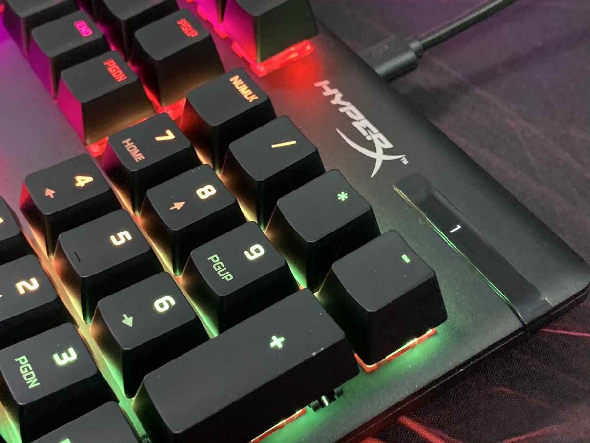 手感最好的红轴机械键盘,游戏键盘青轴和红轴有什么区别
