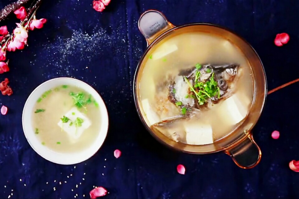 鱼头炖豆腐汤给宝宝喝,鱼头豆腐汤的补脑功效