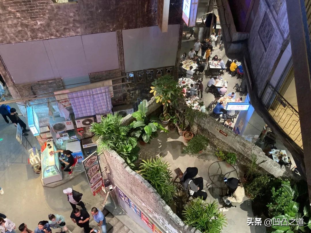 你去长沙文和友打卡，尼依格罗看云，我却在地库欣赏对立美学