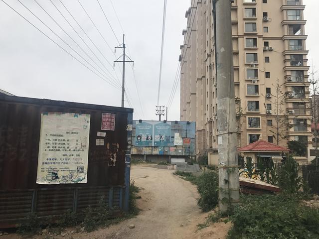 闲置车厢“添堵”，挡住业主回家路，中南世纪城一期地下停车场北门为何封闭6年？