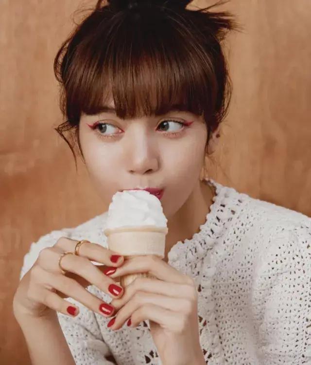 拥有lisa同款铁刘海,拥有香奈儿包包