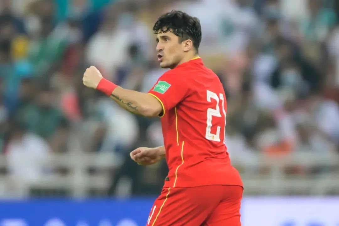 李铁为何不让阿兰和洛国富首发,国足对阿曼洛国富