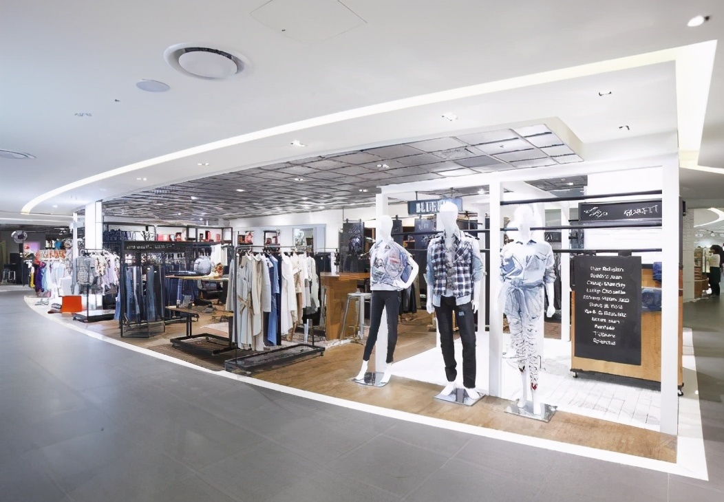 商场里几十元的衣服能买吗,商场里400多的衣服要不要买