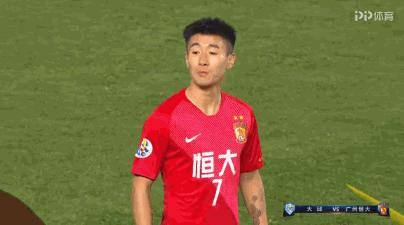 韦世豪强势回应球迷挑衅,韦世豪凶狠犯规