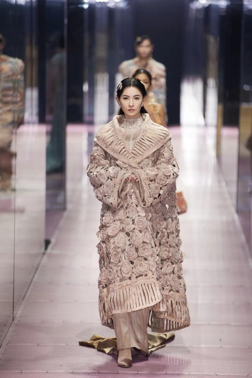 全民追捧的“美丽废物”，今天我必须骂