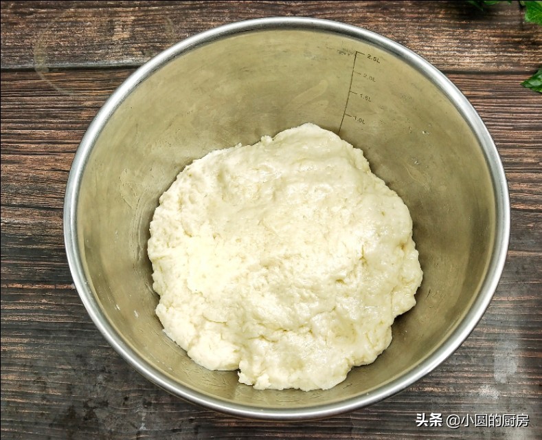 油条怎么做到蓬松酥脆还加酵母吗,油条膨松剂掺入酵母炸出油条效果