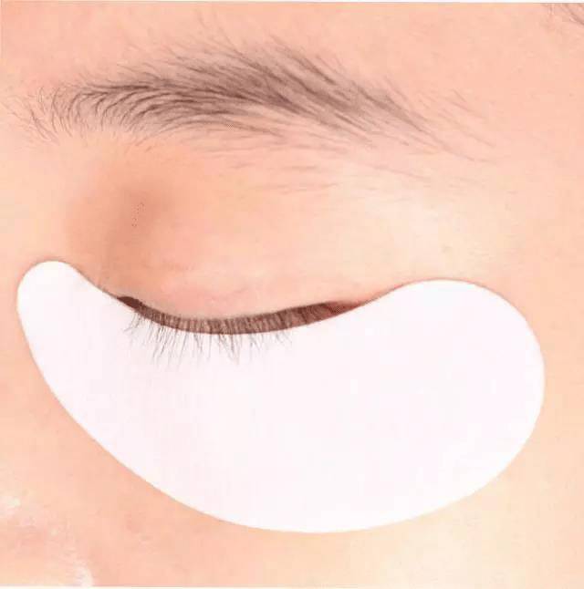 嫁接睫毛技术进行中,m型嫁接睫毛教程零基础手法