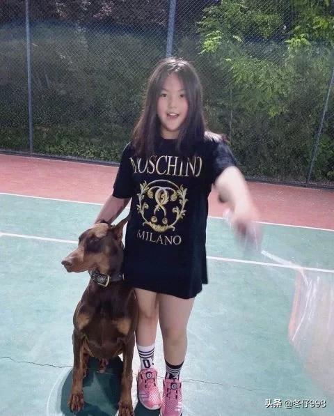 12岁王诗龄暴瘦一大圈,王诗龄背10万的包包