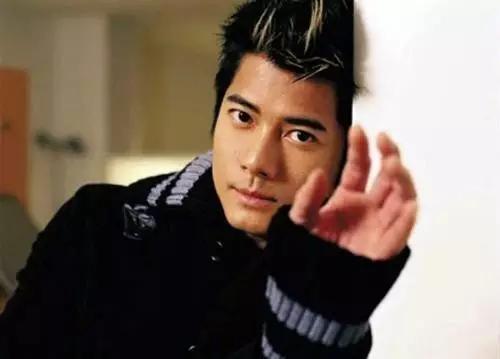 这一届的年轻人，都在学“全班最丑”的郭富城摇头