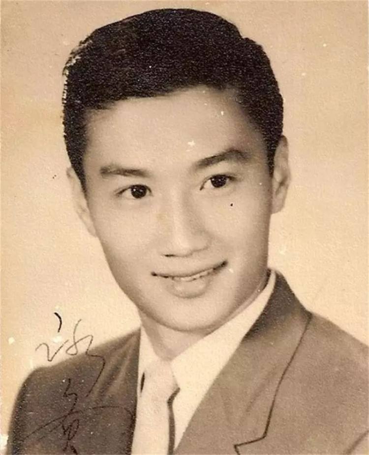 一生风流,也曾因被甩而痛哭,谢霆锋老爸才是真情圣