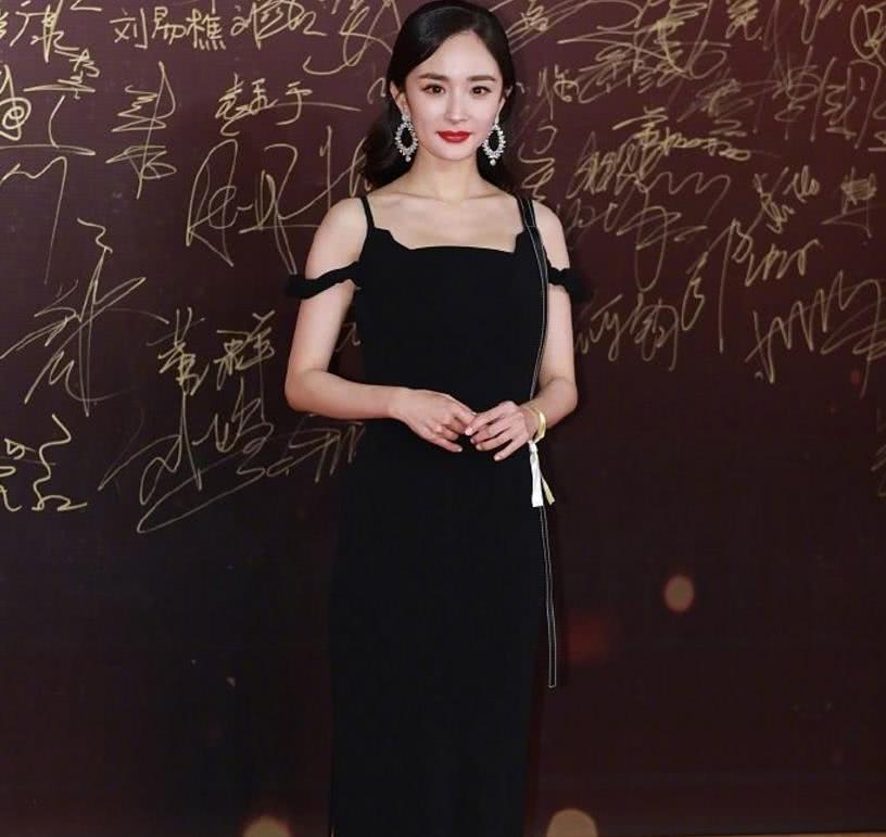 杨幂白衣歪头秀肩坐姿,杨幂黑色露腰照片