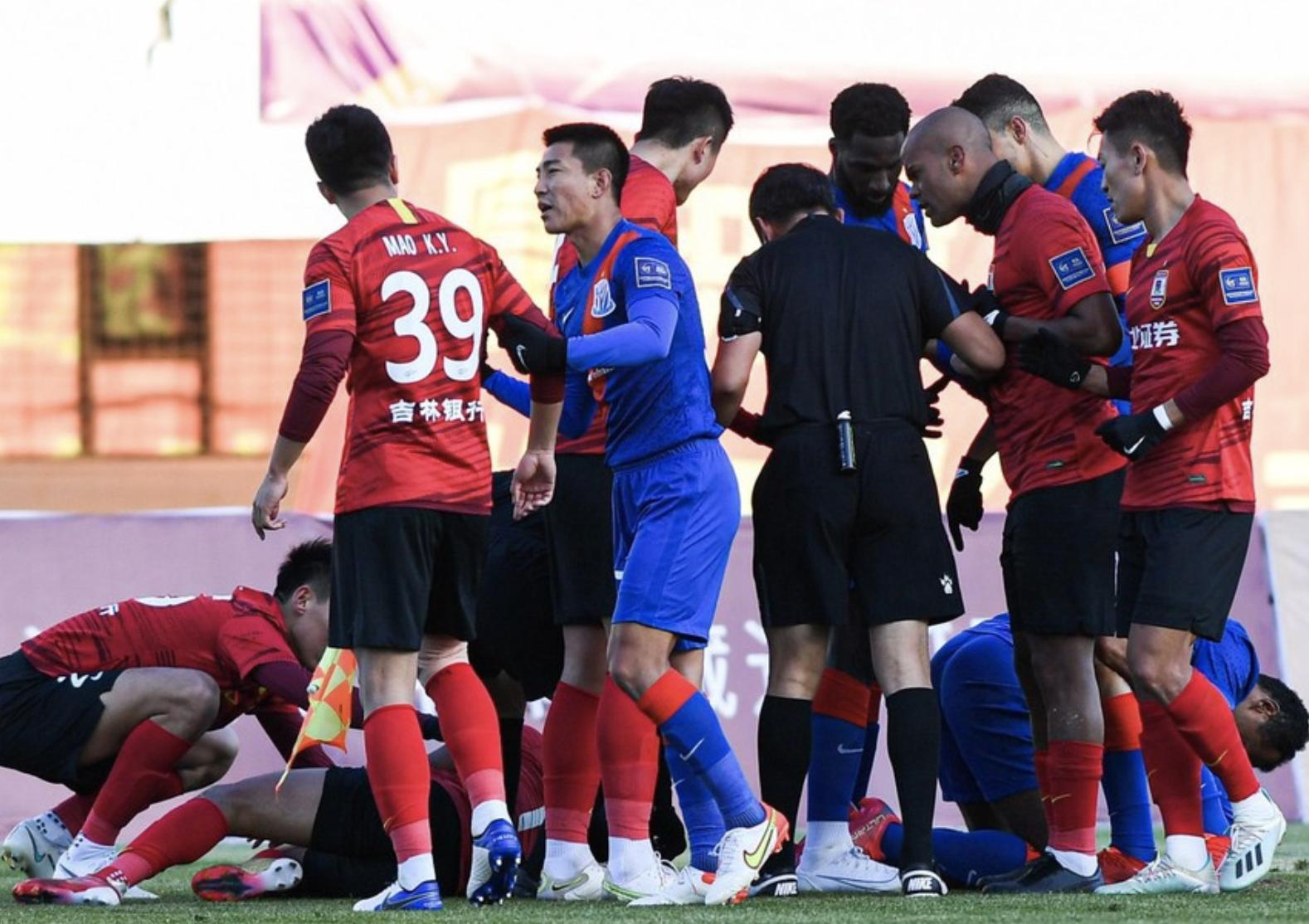 申花2-0亚泰：功夫足球上演，5黄3红17人大乱斗，裁判控场失败