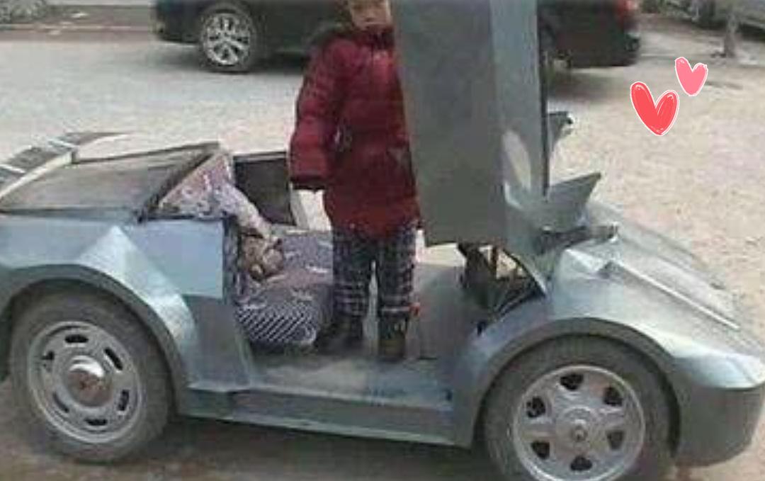 有种爷爷叫“别人家的”,树干、床垫做豪车,更有跑车“大黄蜂”