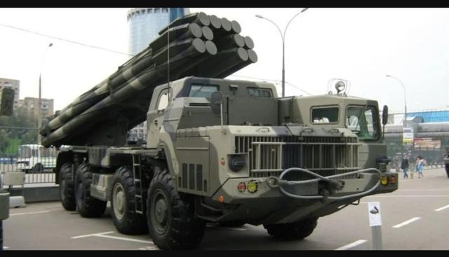 俄罗斯旋风122毫米火箭炮,俄罗斯发射龙卷风火箭炮