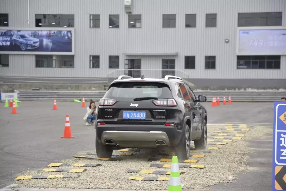 jeep自由光场地越野,jeep自由光与大指挥官