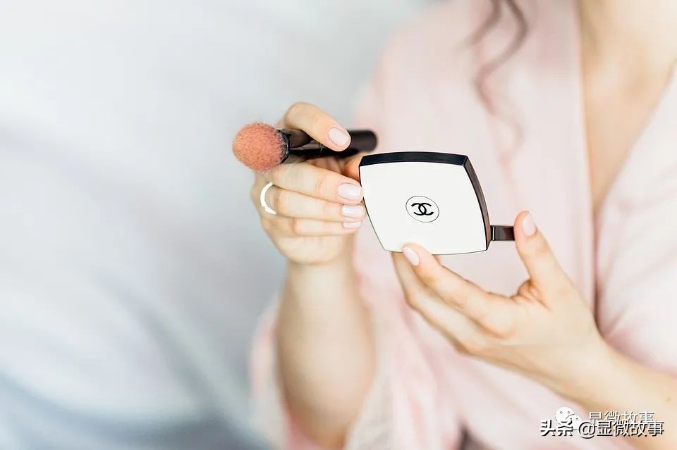 小镇青年月薪4000背过万的包,月薪4000的小镇青年