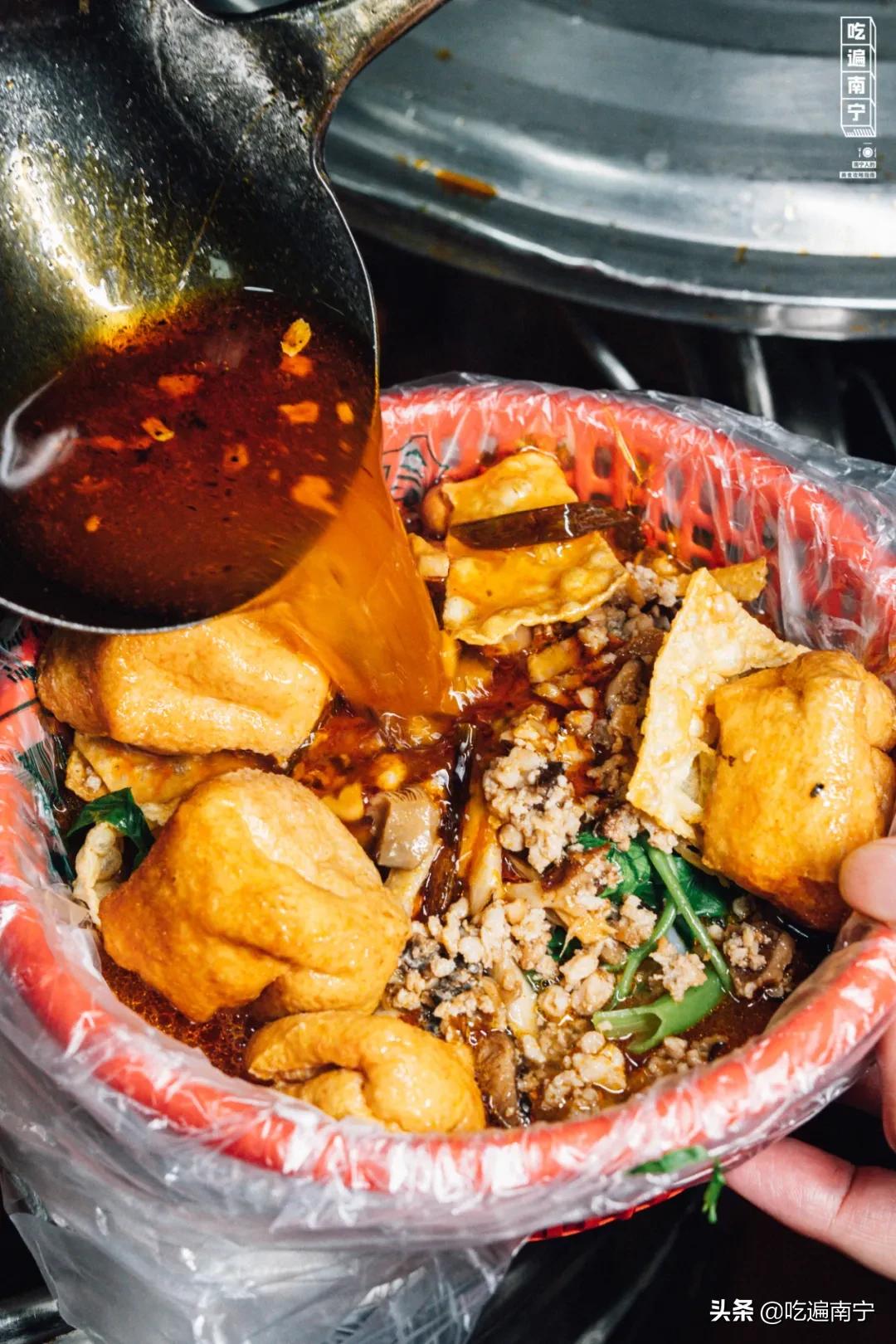 最近有一家特别火的螺蛳粉店,广西南宁西乡塘皇冠螺螺蛳粉