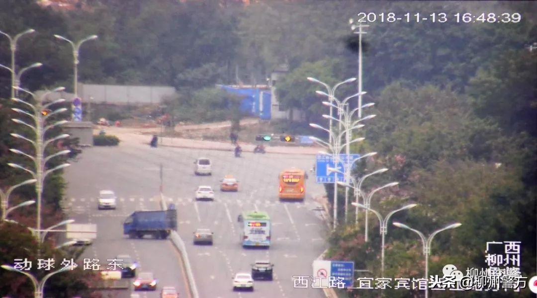 右转路口里面车道有红绿灯怎么走,路口左转和右转没有红绿灯怎么走