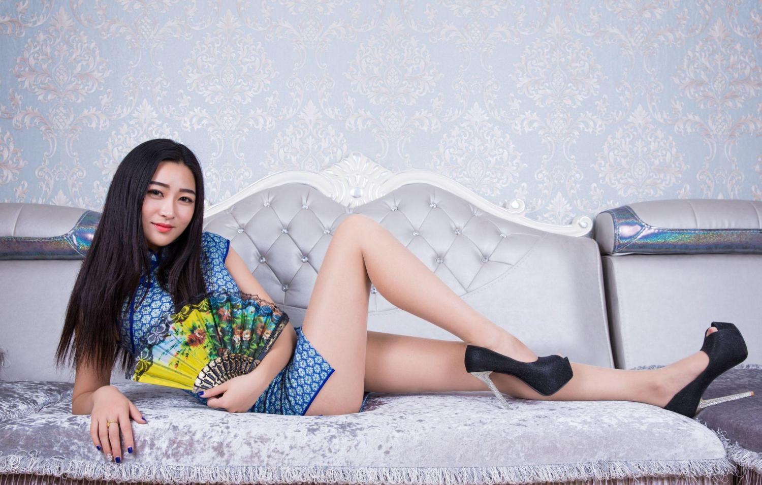 蓝色旗袍侧边露腿,蓝色蕾丝旗袍太显身材了