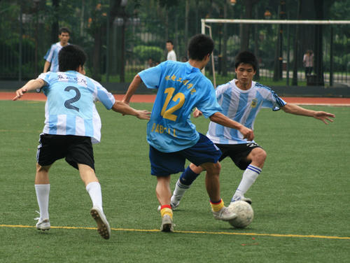 校园足球比赛的描述,校园足球最简单的策略和战术安排