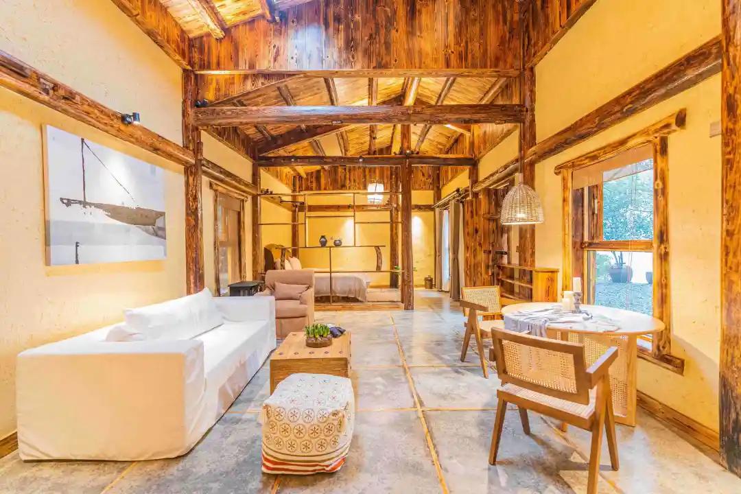 神仙眷侣辞掉高薪工作，爆改废弃山谷，造无边恒温泡池，全景树屋