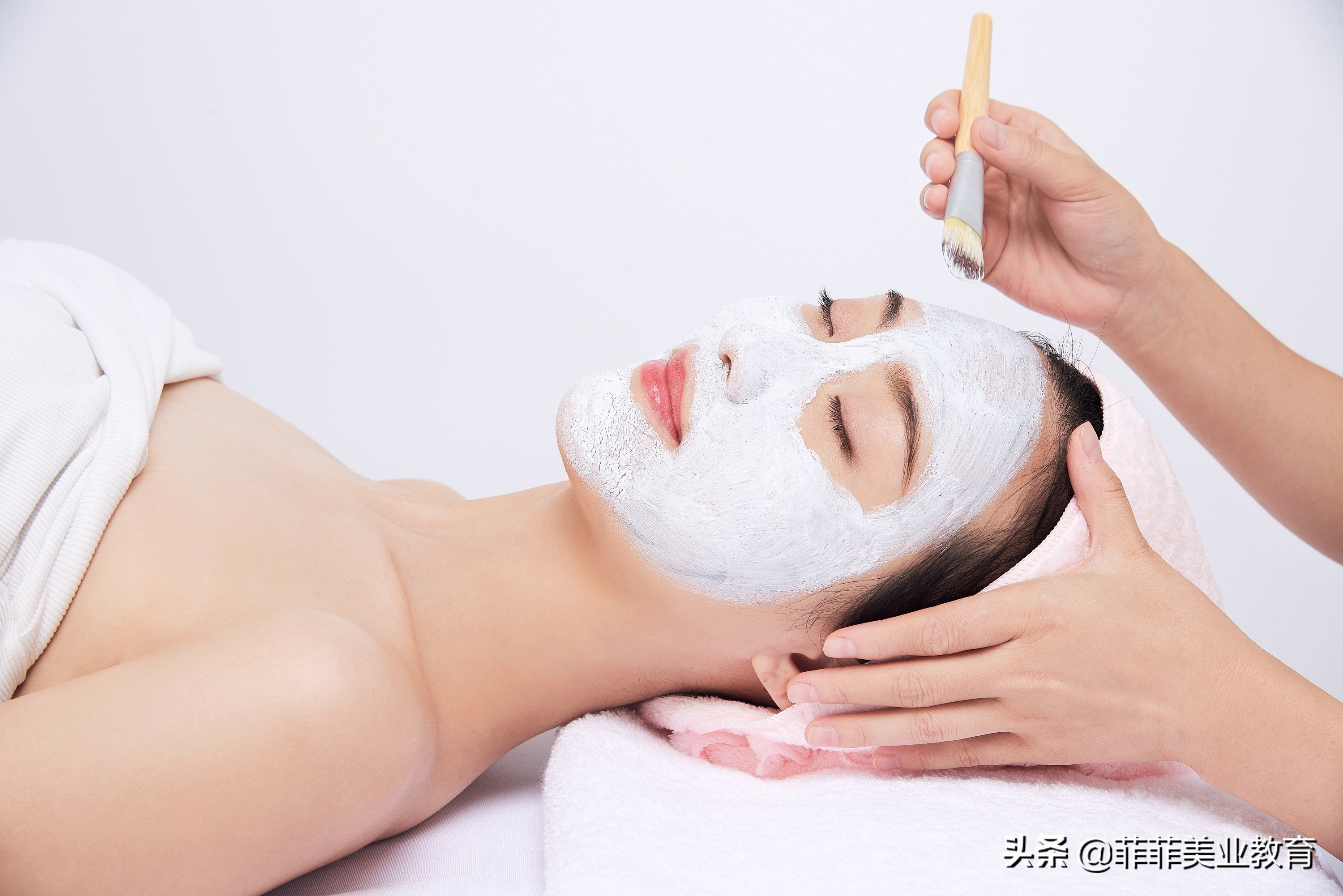 底妆卡粉起皮怎么办？分享超实用的小妙招，赶快学起来