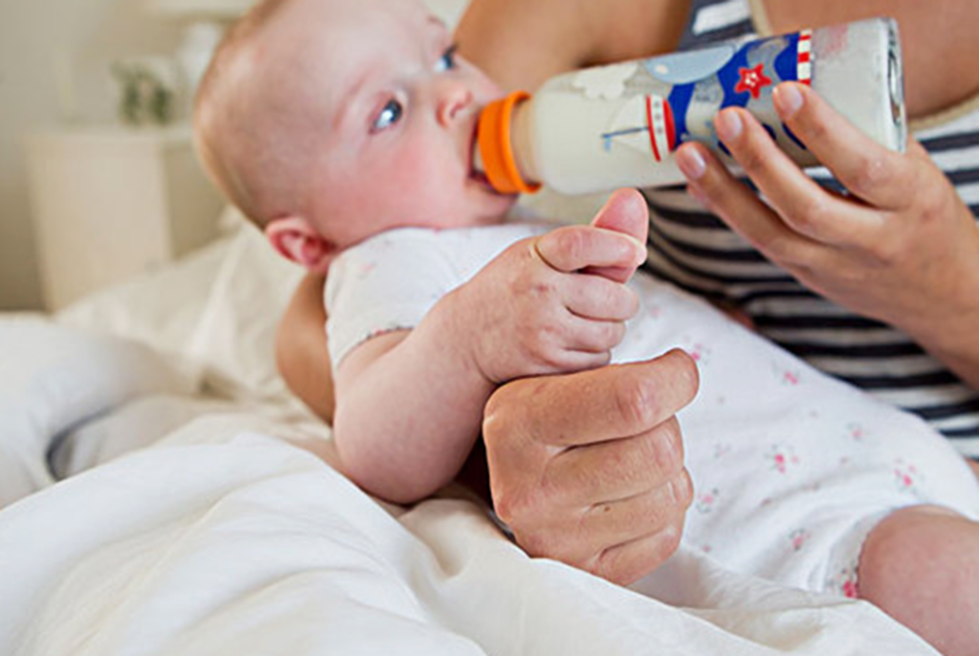 母乳太多要不要减少喝水,母乳充足要急着断奶吗