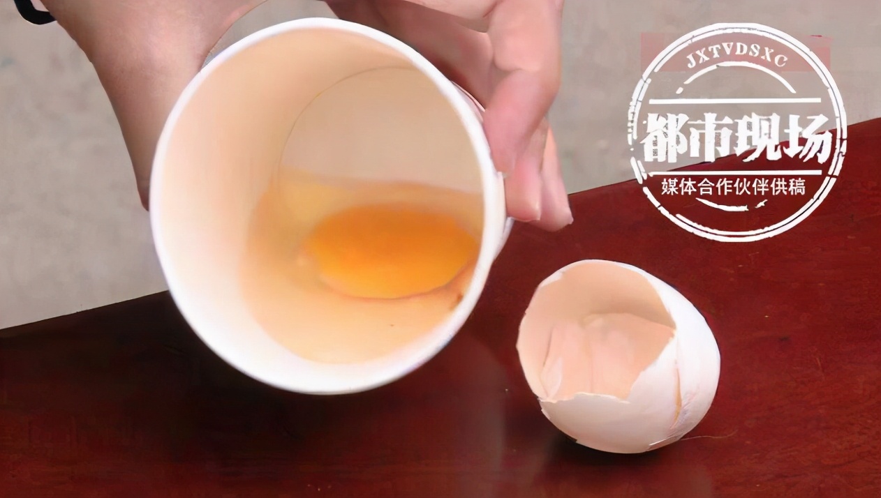 鸡蛋壳长绿毛可以吃吗,奇形怪状的鸡蛋长见识了