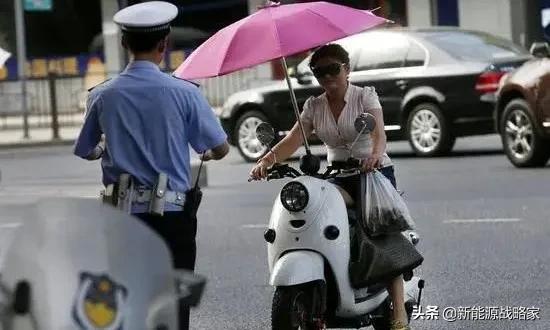 电动车安装遮阳伞什么情况下罚500,电动车加装遮阳伞罚款在哪里交