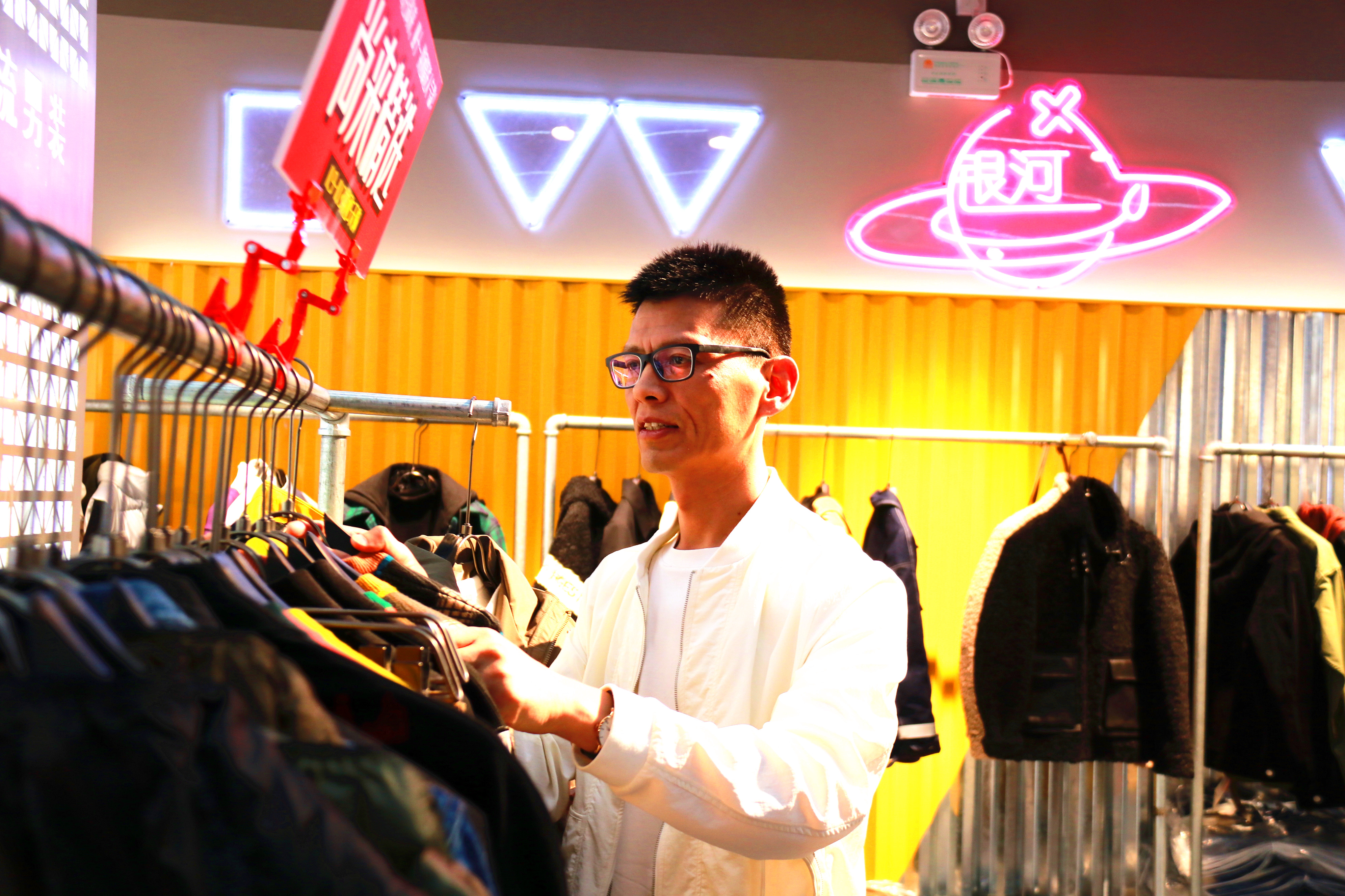 武汉汉正街“玩起”线上网购，转型发展持续发力