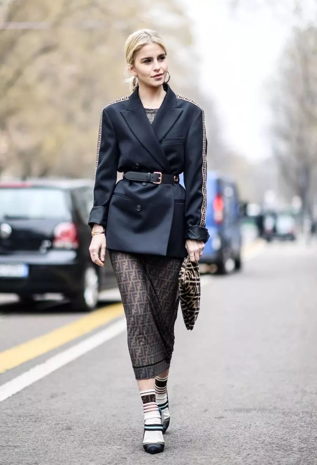 日常穿搭不可少具有质感腰带点缀,时髦精致女士两面穿时尚腰带