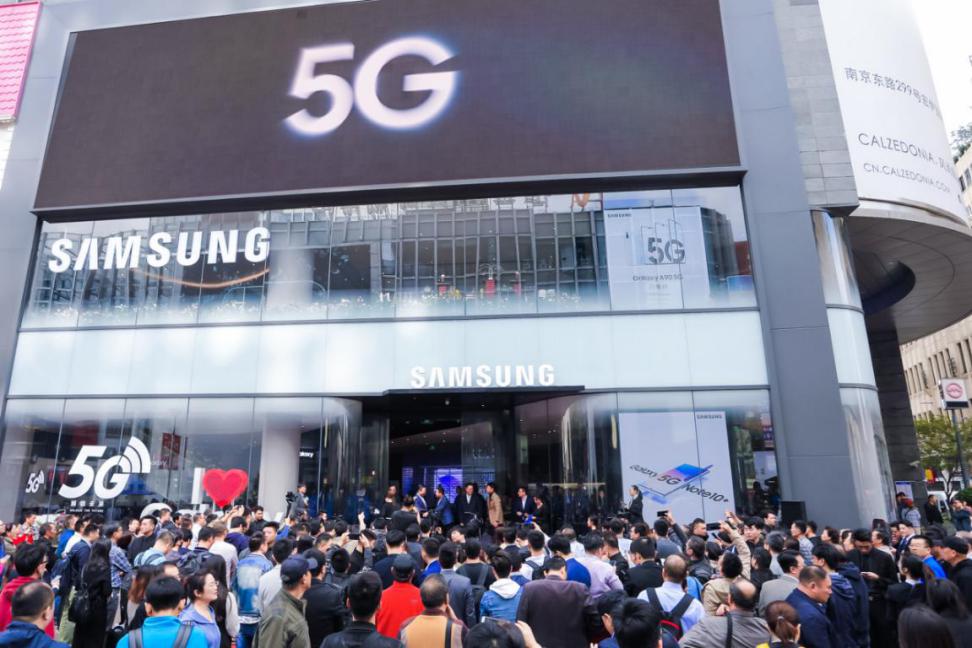 三星旗舰店开在苹果店门口,三星发布会体验店