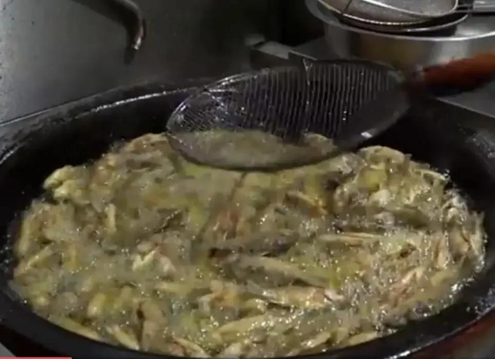 山东百年炖鱼店，鱼鳞鱼刺一起吃，一年用坏500个勺全市无人不晓