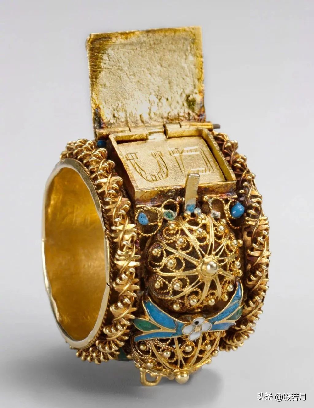 机关重重的珠宝里，除了爱情，还有毒药和刺杀