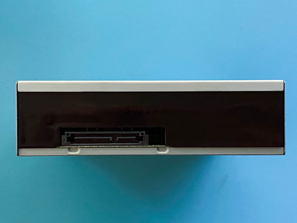 侧透机箱能装光驱,外置光驱在机箱外面放置的光驱