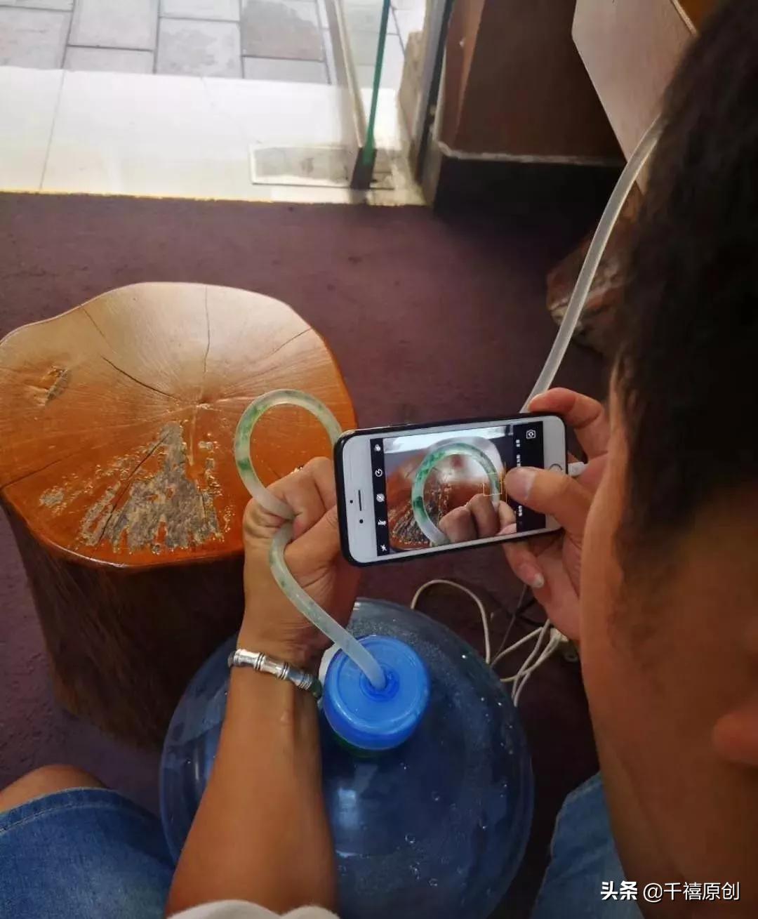 塑料管冒充手镯,一根塑料管就能冒充百万飘花镯