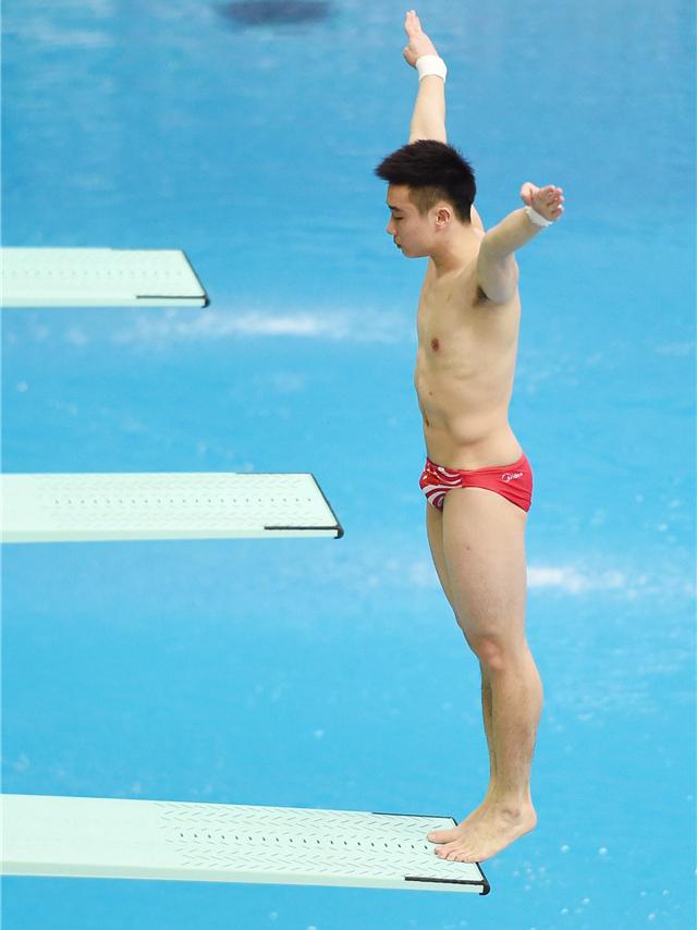 为什么男跳水穿三角泳裤,为什么跳水男运动员要穿三角泳裤