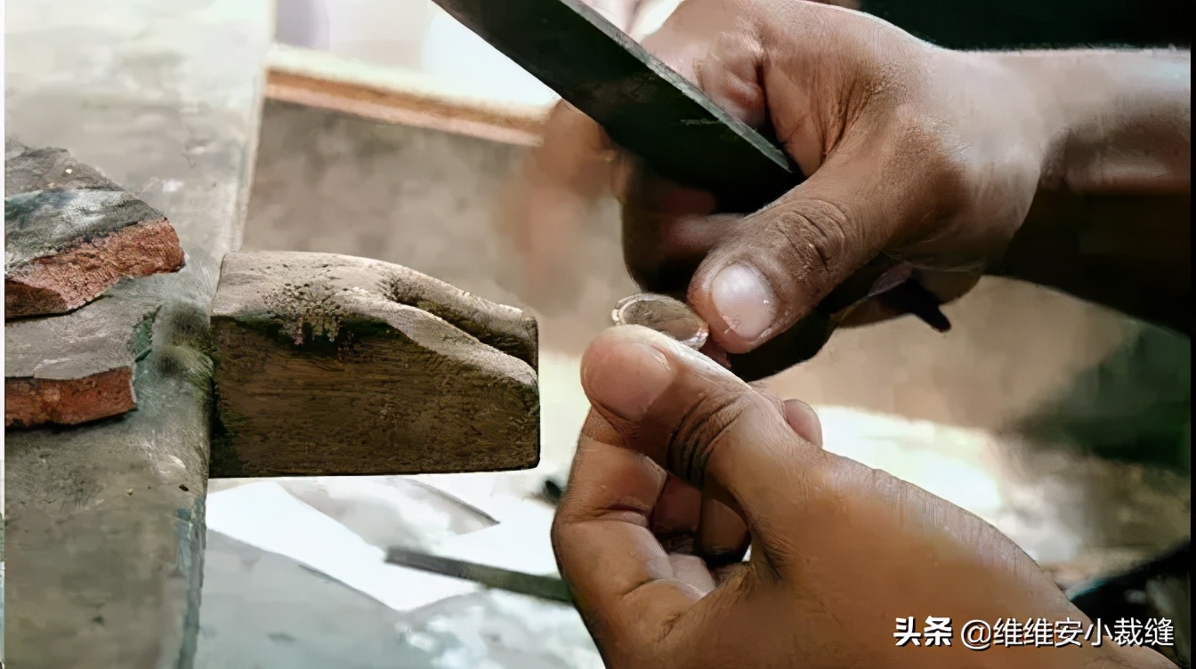 不愧是“带货王妃”梅根，一条“硬币项链”火爆ins，秒变时髦