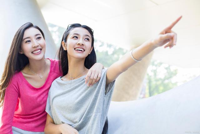 夸闺蜜们漂亮的高情商幽默句子,搞笑夸闺蜜的好看句子