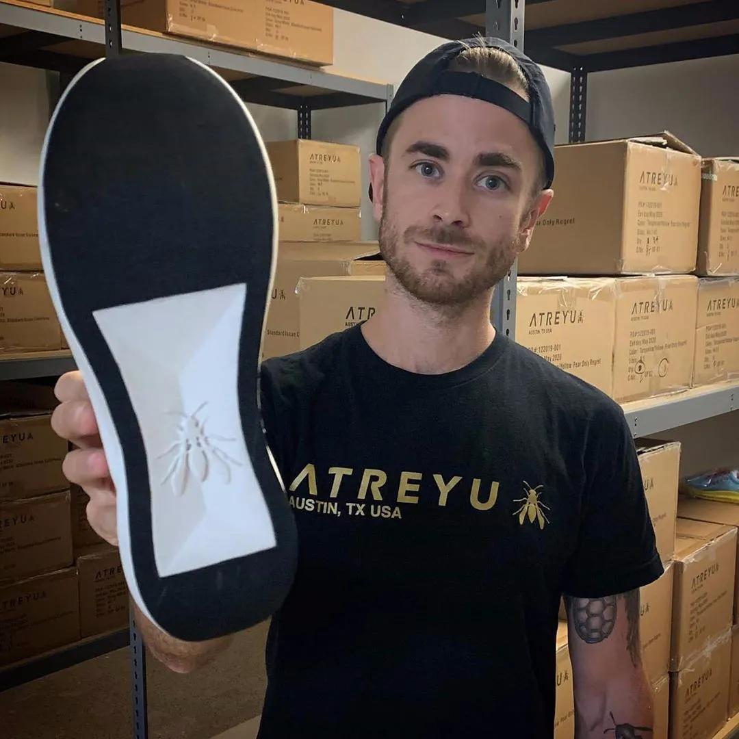 刘嘉玲穿运动鞋,54岁的刘嘉玲穿运动装登山