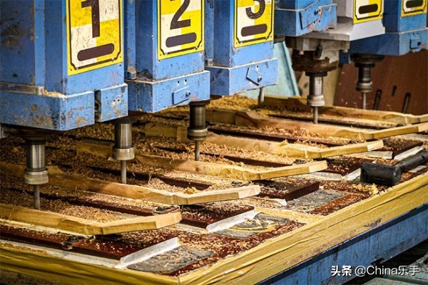 跟随帝声乐器参观世界著名吉他制造商之一Cort印度尼西亚工厂