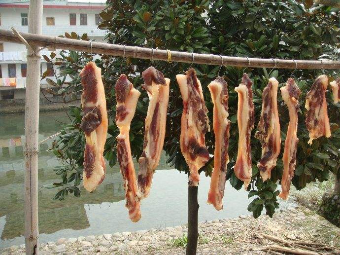 熏腊肉用什么树木好吃,烟熏腊肉用什么树枝最好