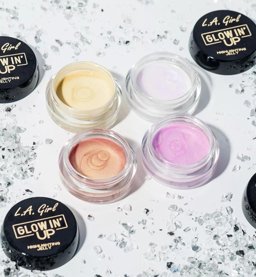 佟丽娅将任春晚主持，却被质疑稳输董卿？但在妆容上她确实赢了..