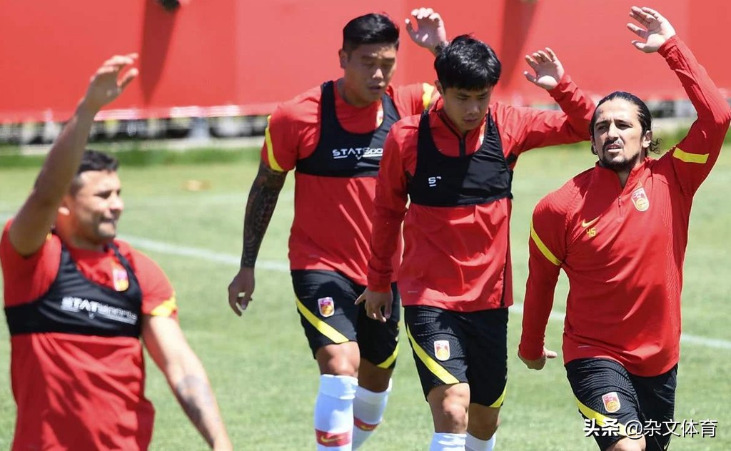 武磊的照片,武磊儿女为武磊加油