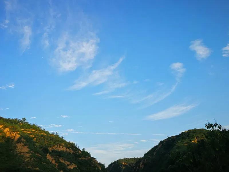 蔚蓝的天空借景抒情,蔚蓝的天空的优美比喻句子