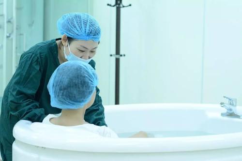 谢依霖水中分娩后判若两人,谢依霖水下分娩全记录