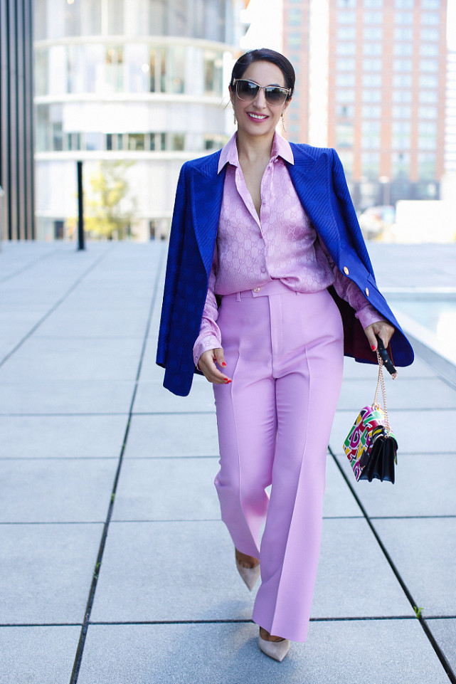 肤色暗沉不知道怎么搭？宝蓝色的服装你值得拥有，显白有气质